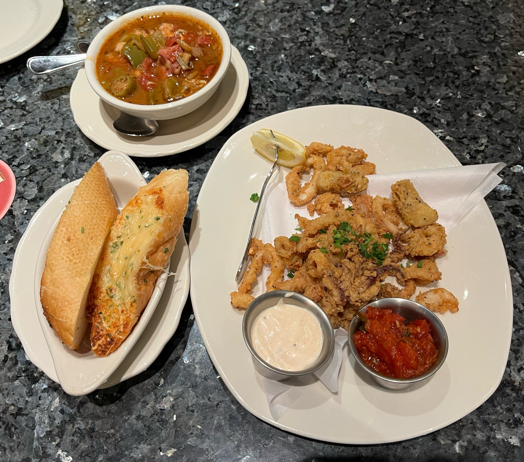 Airport meal $60. 机场大餐,60刀,真能宰