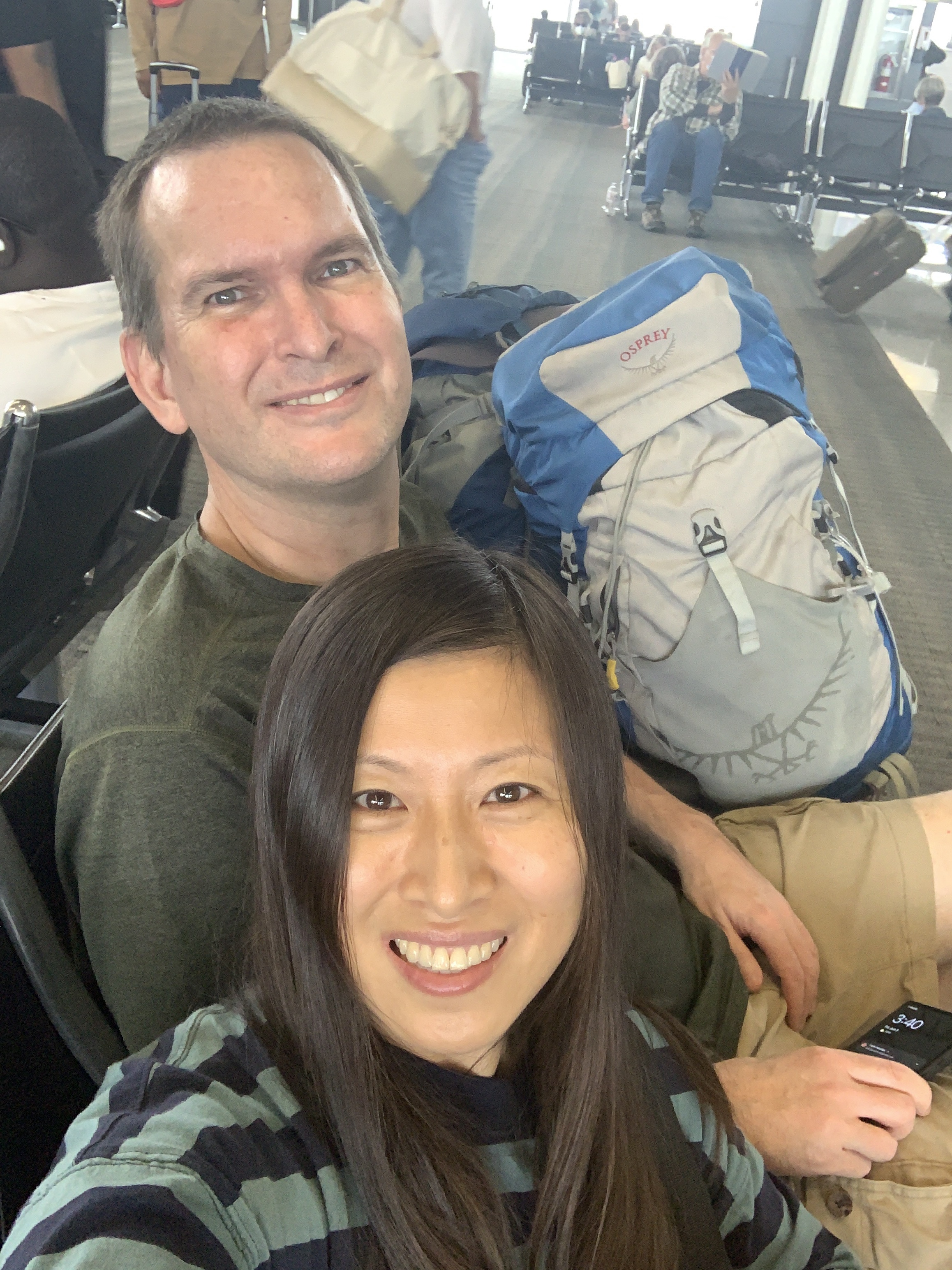 A couple and two backpacks 又出去玩儿了，高兴
